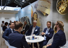 Toevallig druk in gesprek over biologische zuivel met wat Duitse bezoekers: Arthur Schaap en Mark Boone bij Royal A-Ware Food Group.  